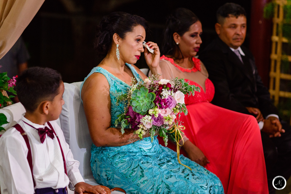 Mãe da noiva se emociona no casamento ao ar livre em aparecida de goiania