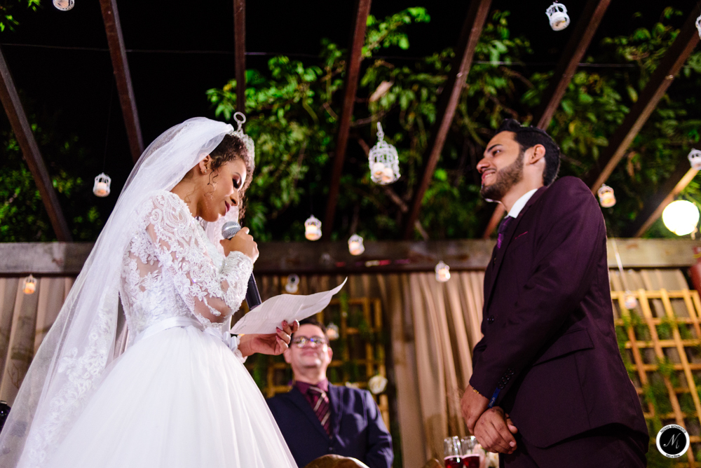 Noiva faz seus votos para noivo durante a cerimonia de casamento ao ar livre