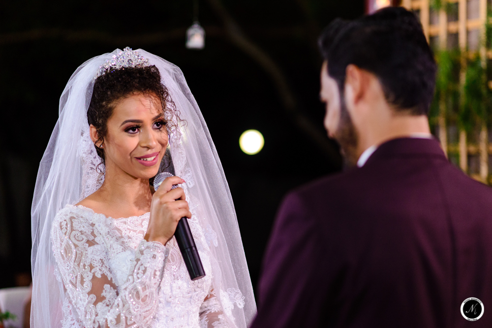 Noiva faz seus votos durante cerimonia de casamento ao ar livre no eventos will em aparecida de goiania