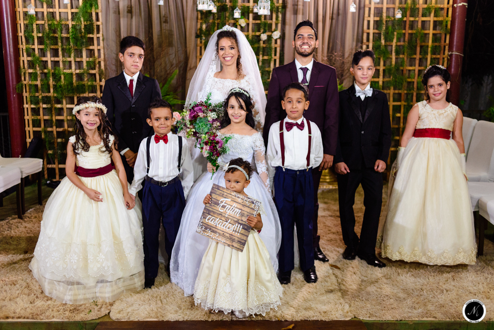 Foto das crianças no casamento ao ar livre