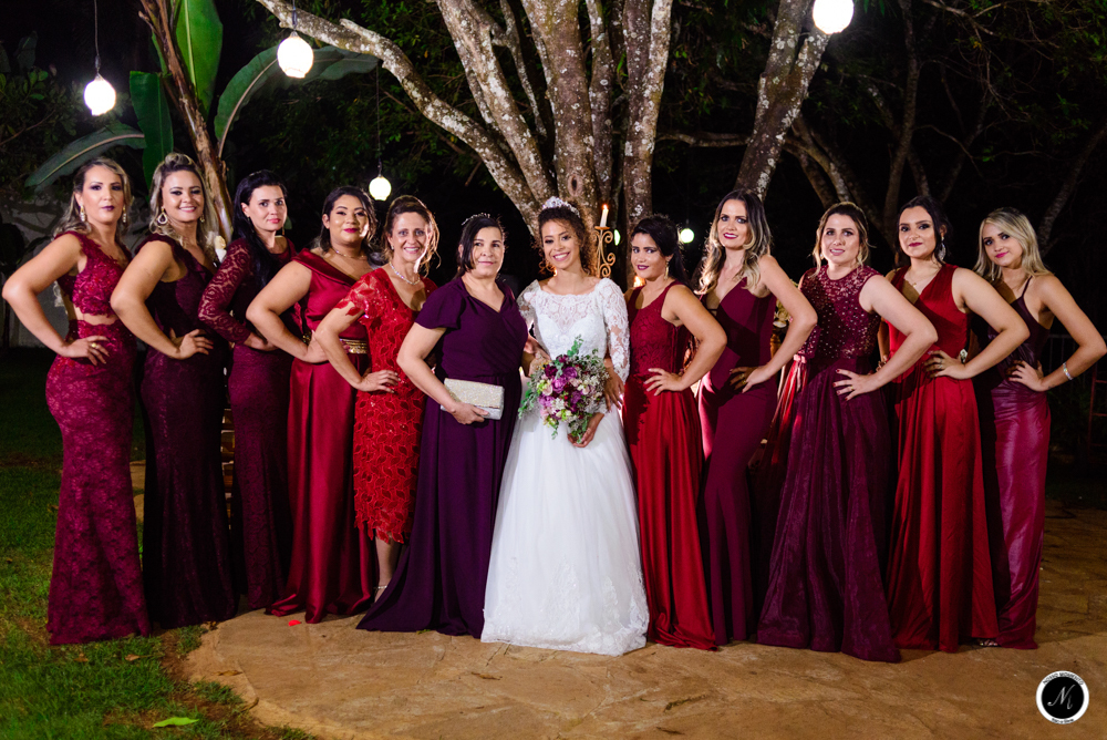 Foto das madrinhas da noiva com vestido na cor marsala
