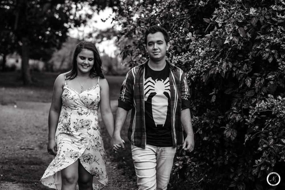 Pre wedding casal caminhando em sitio sao domingos
