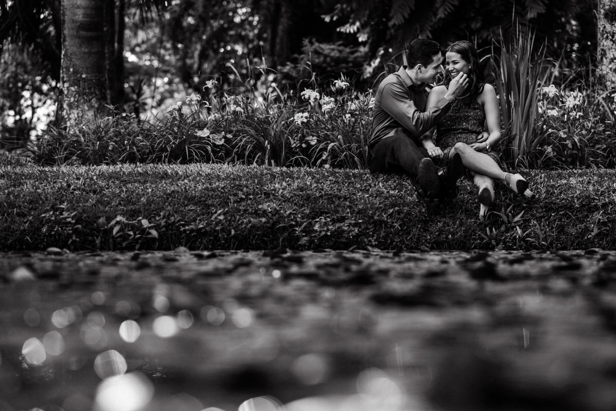 Casal no lago pre wedding