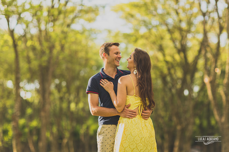 casal abraçado felizes rindo felicidade ensaio de casal de fotografo de medianeira pr