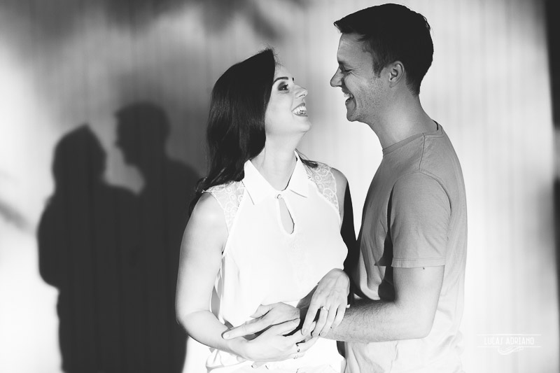 noivos felizes casal abraçado felizes rindo felicidade ensaio de casal de fotografo de medianeira pr fotografia de casamento