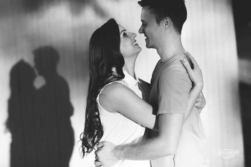 noivos felizes casal abraçado felizes rindo felicidade ensaio de casal de fotografo de medianeira pr fotografia de casamento