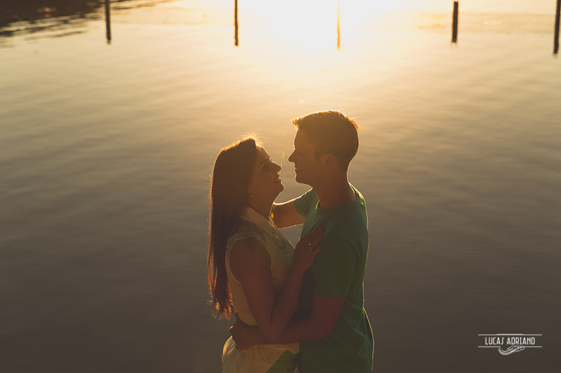 noivos abraçados por do sol noivos felizes casal abraçado felizes rindo felicidade ensaio de casal de fotografo de medianeira pr fotografia de casamento