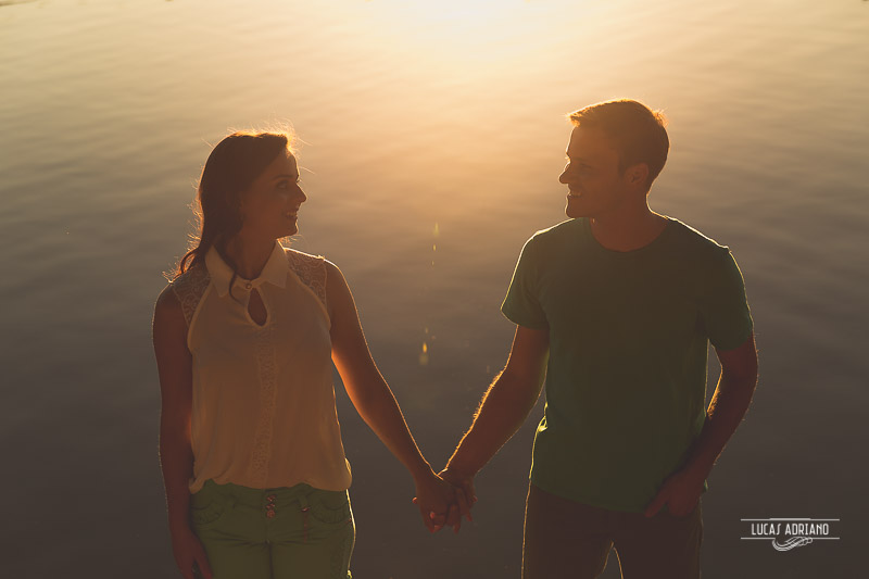 noivos de maos dadas noivos felizes casal abraçado felizes rindo felicidade ensaio de casal de fotografo de medianeira pr fotografia de casamento