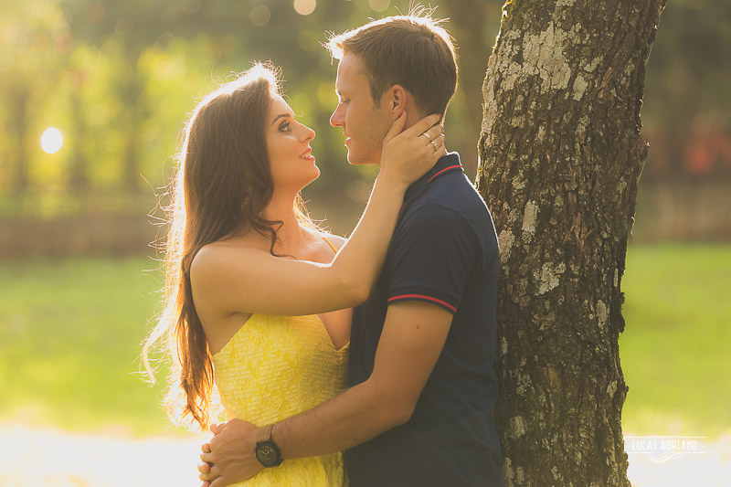 noiva olhando para noivo casal abraçado felizes rindo felicidade ensaio de casal de fotografo de medianeira pr