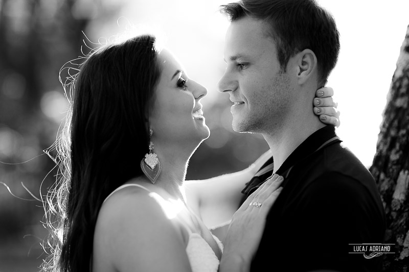 noivo apaixonado casal abraçado felizes rindo felicidade ensaio de casal de fotografo de medianeira pr