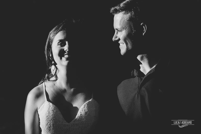 o casal de noivos se olhando de perfil fotografo de casamento