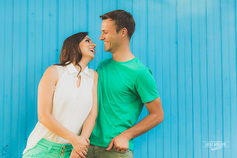 noivos rindo discontraidos casal abraçado felizes rindo felicidade ensaio de casal de fotografo de medianeira pr