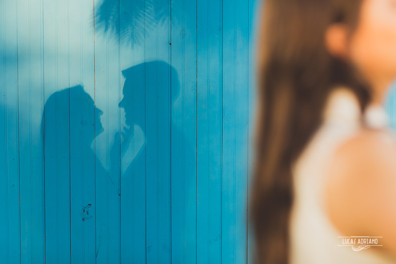 silhueta da sombra do casal na parede casal abraçado felizes rindo felicidade ensaio de casal de fotografo de medianeira pr