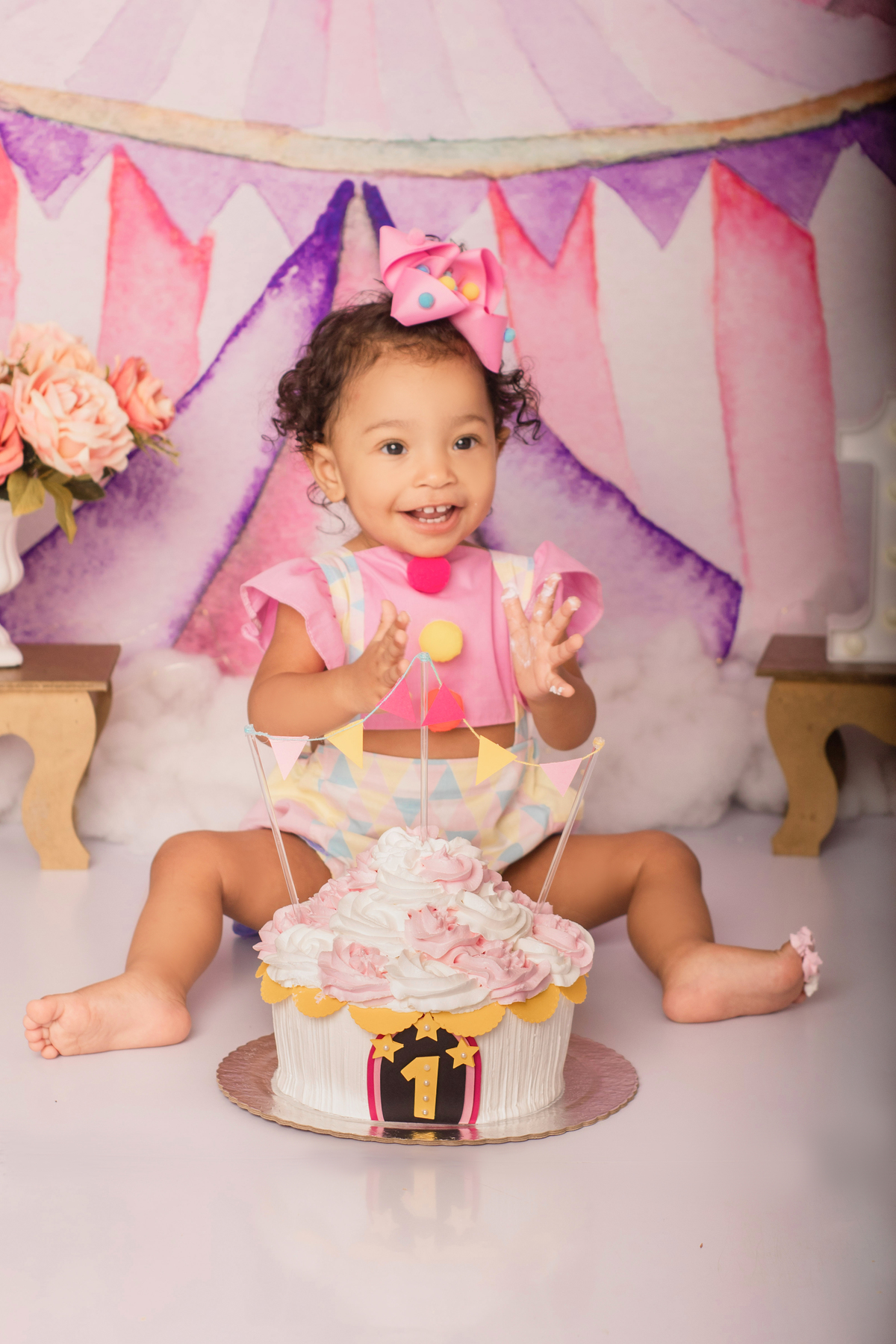 Foto do bebê com o bolo