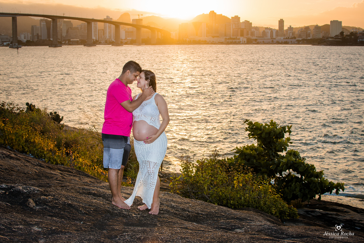 BOOK DE GESTANTE EM VILA VELHA-FOTOGRAFO DE GESTANTE EM VILA VELHA-FOTOS DE GESTANTE COM O MARIDO-FOTOS DE GESTANTE NO POR DO SOL-POSES DE FOTOS GESTANTE-FOTOS NO POR DO SOL-