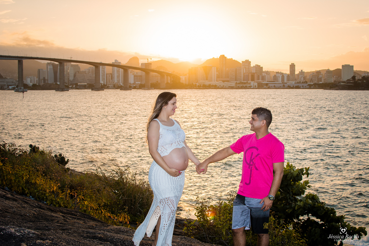 BOOK DE GESTANTE EM VILA VELHA-FOTOGRAFO DE GESTANTE EM VILA VELHA-FOTOS DE GESTANTE COM O MARIDO-FOTOS DE GESTANTE NO POR DO SOL-POSES DE FOTOS GESTANTE-FOTOS NO POR DO SOL-