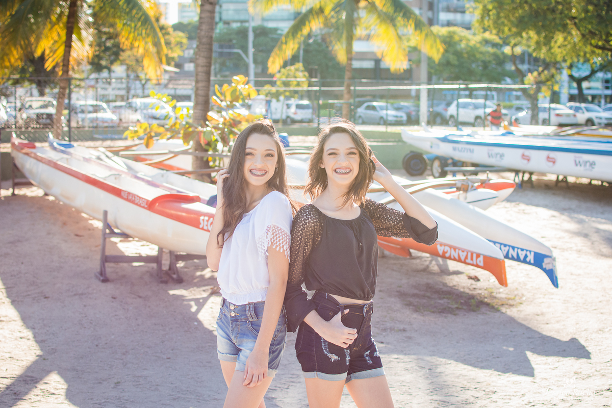 ensaio de gemeas-poses para fotos de irmãs-ensaio 15 anos-ensaio 16 anos-ideias de fotos para ensaio de 15 anos-book de gemeas-book fotográfico em vitoria es