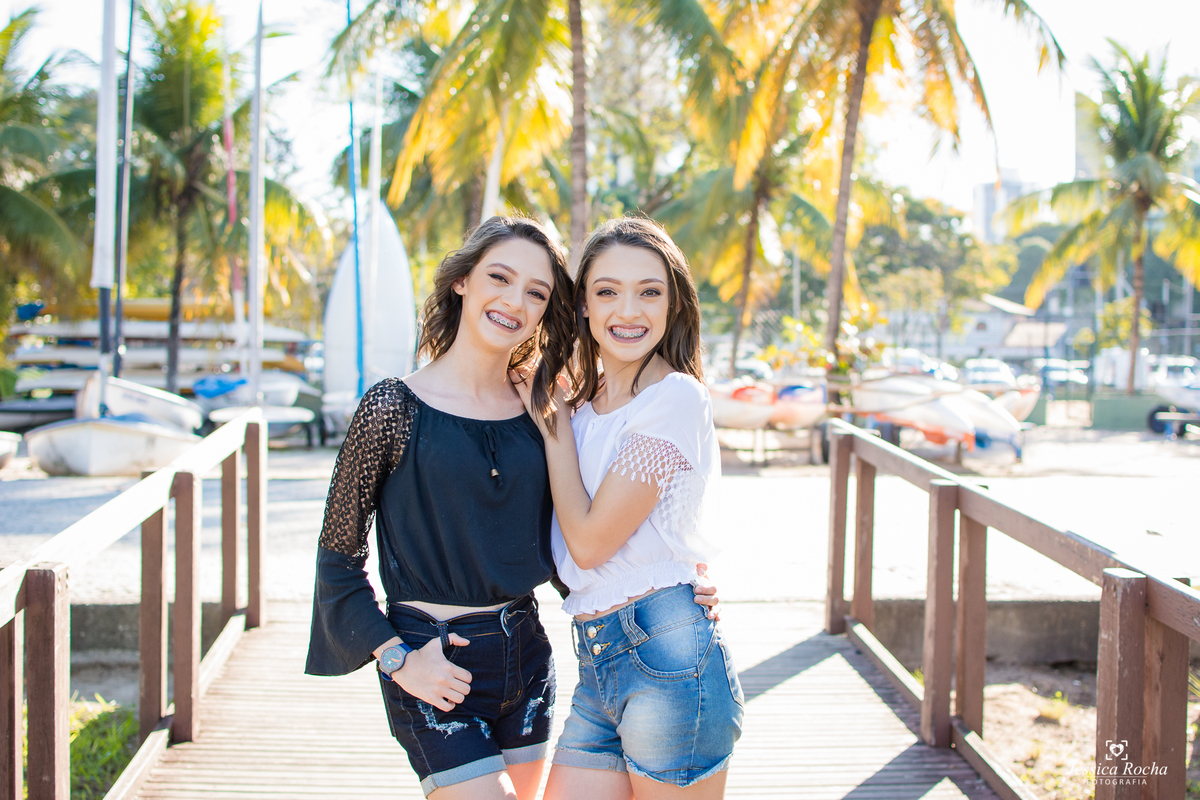 ensaio de gemeas-poses para fotos de irmãs-ensaio 15 anos-ensaio 16 anos-ideias de fotos para ensaio de 15 anos-book de gemeas-book fotográfico em vitoria es