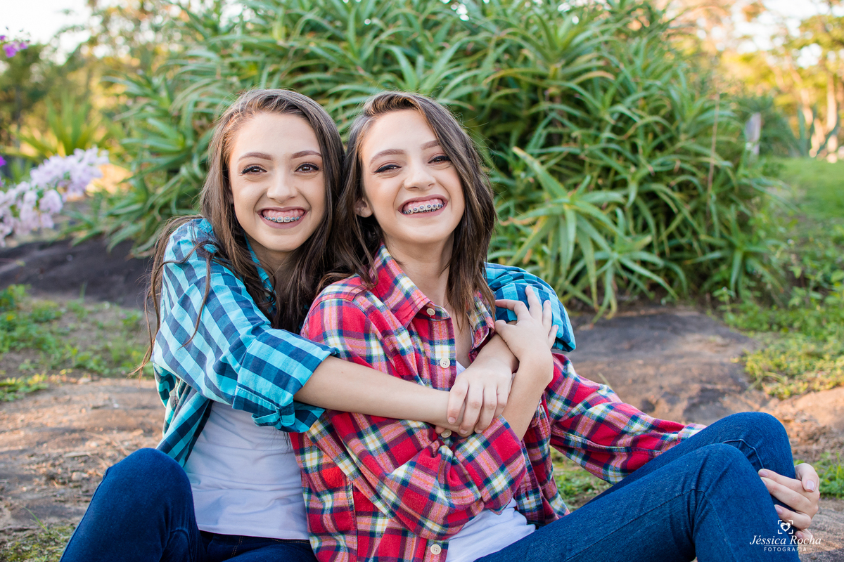 ensaio de gemeas-poses para fotos de irmãs-ensaio 15 anos-ensaio 16 anos-ideias de fotos para ensaio de 15 anos-book de gemeas-book fotográfico em vitoria es