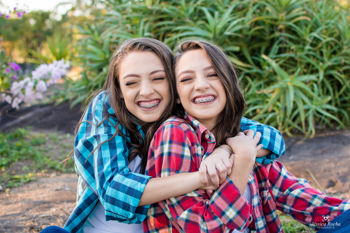 ensaio de gemeas-poses para fotos de irmãs-ensaio 15 anos-ensaio 16 anos-ideias de fotos para ensaio de 15 anos-book de gemeas-book fotográfico em vitoria es