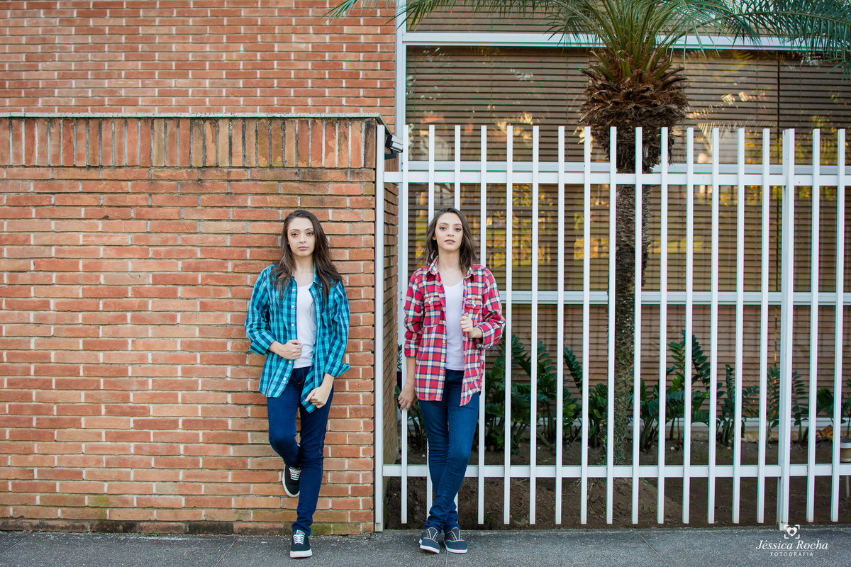 ensaio de gemeas-poses para fotos de irmãs-ensaio 15 anos-ensaio 16 anos-ideias de fotos para ensaio de 15 anos-book de gemeas-book fotográfico em vitoria es