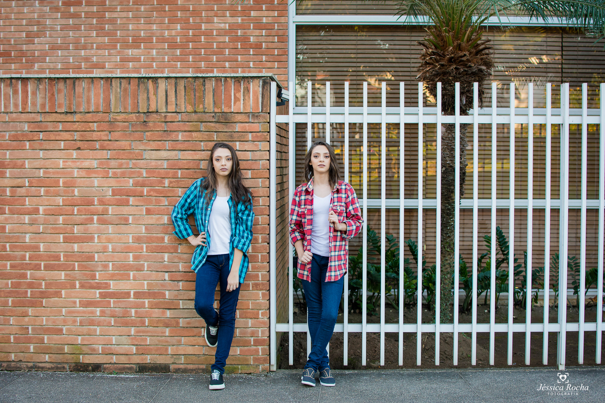 ensaio de gemeas-poses para fotos de irmãs-ensaio 15 anos-ensaio 16 anos-ideias de fotos para ensaio de 15 anos-book de gemeas-book fotográfico em vitoria es