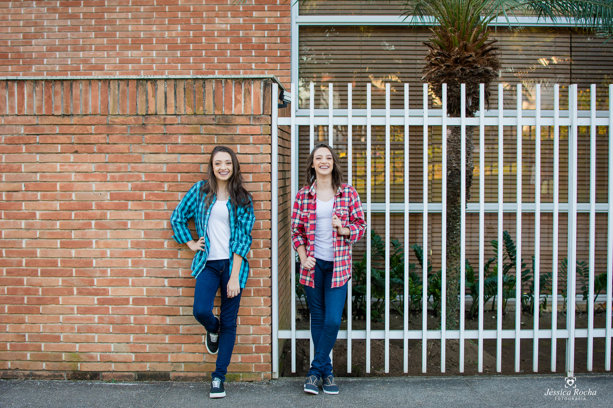 ensaio de gemeas-poses para fotos de irmãs-ensaio 15 anos-ensaio 16 anos-ideias de fotos para ensaio de 15 anos-book de gemeas-book fotográfico em vitoria es