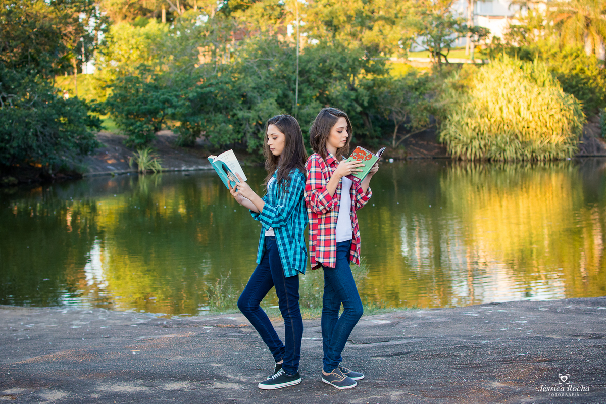 ensaio de gemeas-poses para fotos de irmãs-ensaio 15 anos-ensaio 16 anos-ideias de fotos para ensaio de 15 anos-book de gemeas-book fotográfico em vitoria es