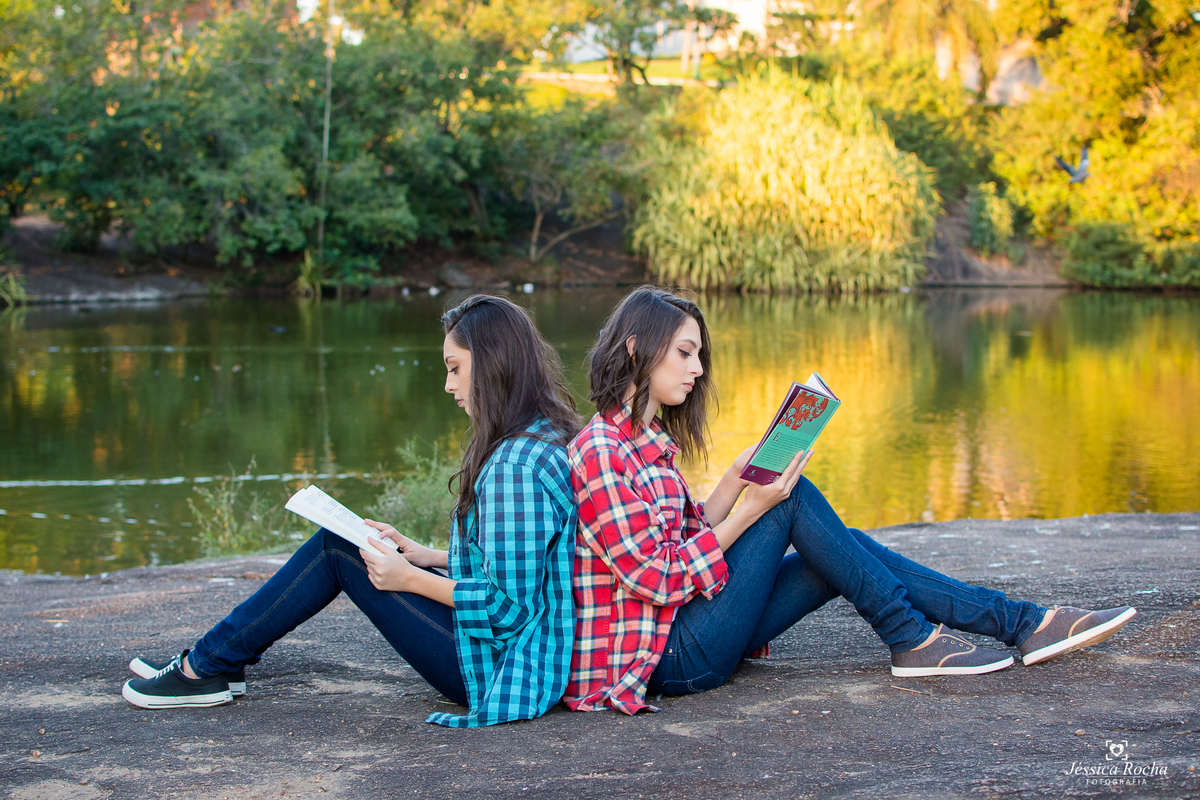 ensaio de gemeas-poses para fotos de irmãs-ensaio 15 anos-ensaio 16 anos-ideias de fotos para ensaio de 15 anos-book de gemeas-book fotográfico em vitoria es