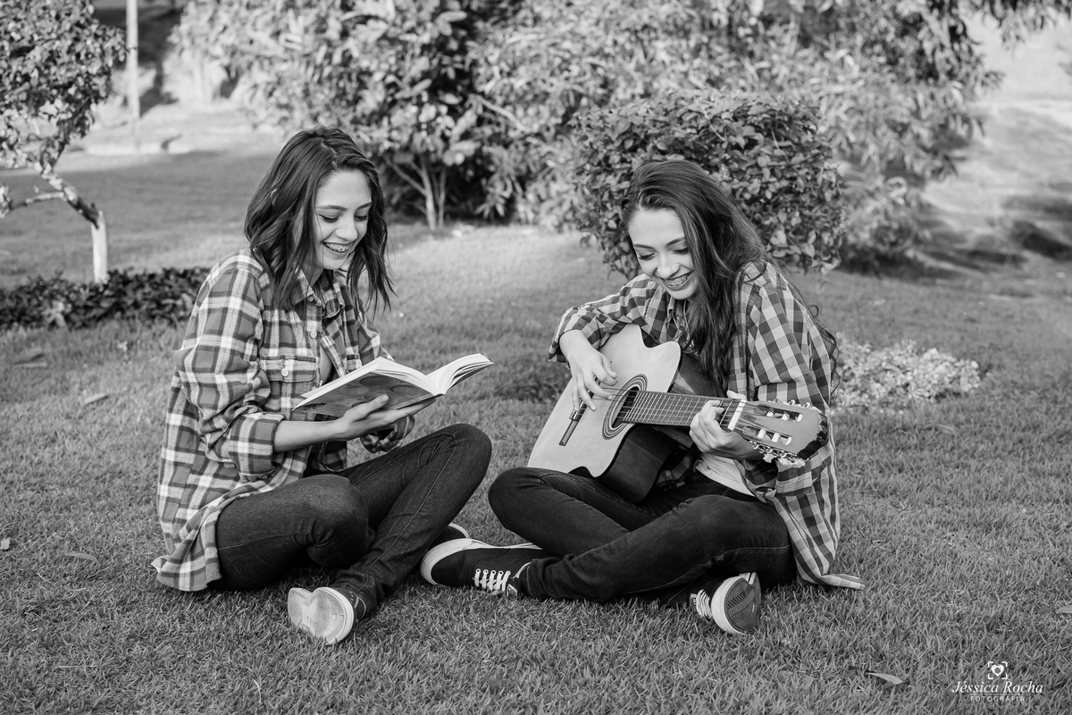 ensaio de gemeas-poses para fotos de irmãs-ensaio 15 anos-ensaio 16 anos-ideias de fotos para ensaio de 15 anos-book de gemeas-book fotográfico em vitoria es