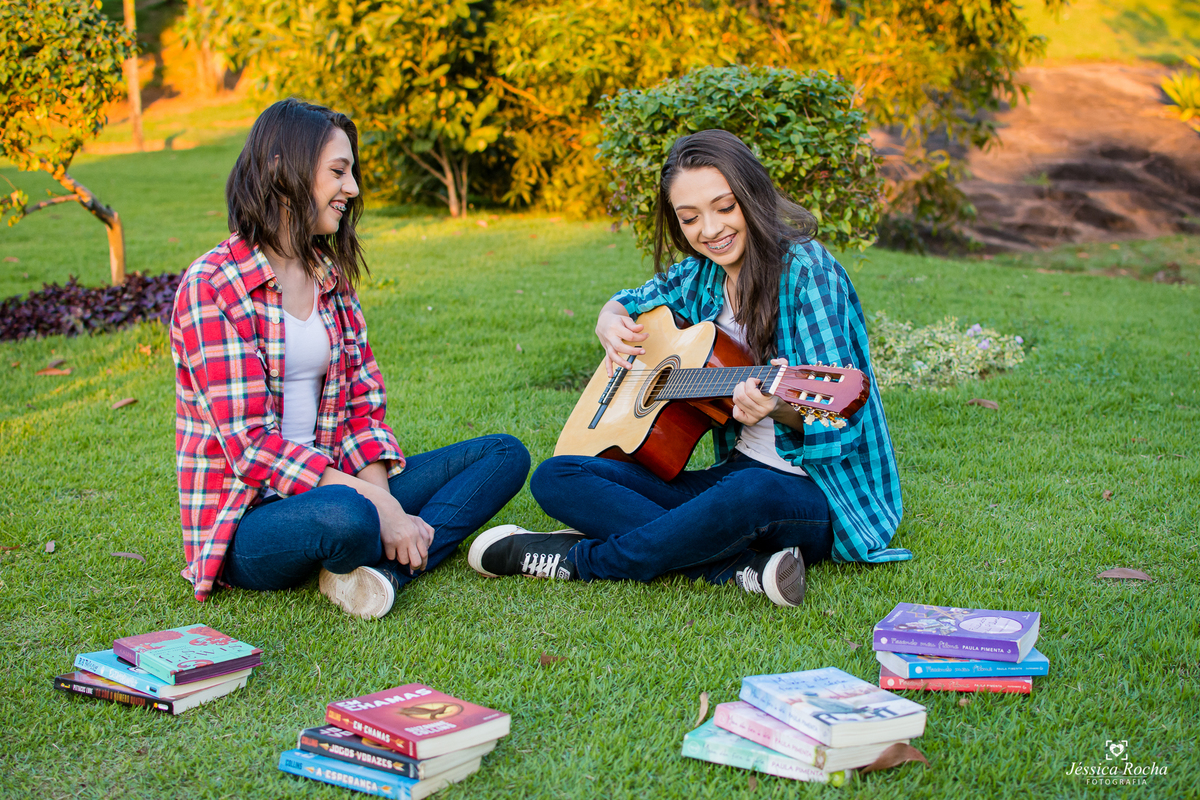 ensaio de gemeas-poses para fotos de irmãs-ensaio 15 anos-ensaio 16 anos-ideias de fotos para ensaio de 15 anos-book de gemeas-book fotográfico em vitoria es