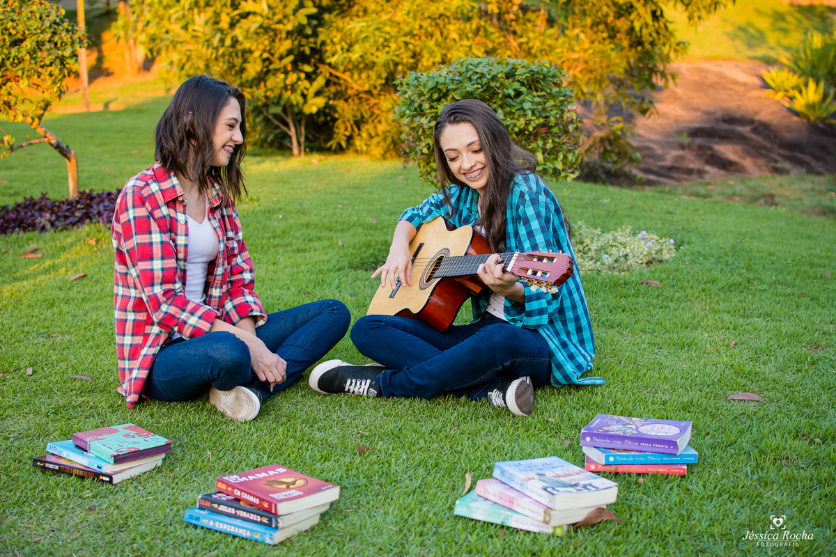 ensaio de gemeas-poses para fotos de irmãs-ensaio 15 anos-ensaio 16 anos-ideias de fotos para ensaio de 15 anos-book de gemeas-book fotográfico em vitoria es