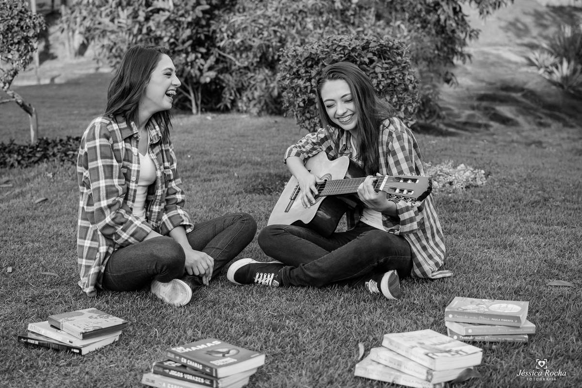 ensaio de gemeas-poses para fotos de irmãs-ensaio 15 anos-ensaio 16 anos-ideias de fotos para ensaio de 15 anos-book de gemeas-book fotográfico em vitoria es
