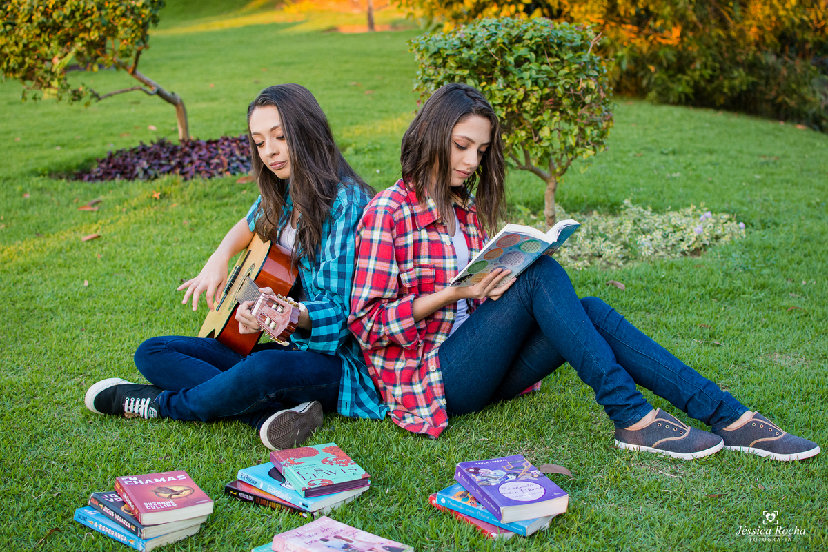 ensaio de gemeas-poses para fotos de irmãs-ensaio 15 anos-ensaio 16 anos-ideias de fotos para ensaio de 15 anos-book de gemeas-book fotográfico em vitoria es