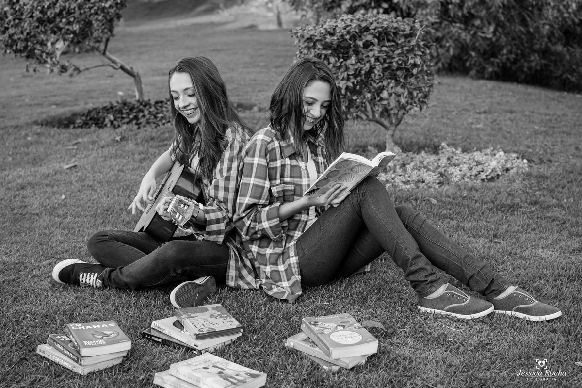 ensaio de gemeas-poses para fotos de irmãs-ensaio 15 anos-ensaio 16 anos-ideias de fotos para ensaio de 15 anos-book de gemeas-book fotográfico em vitoria es