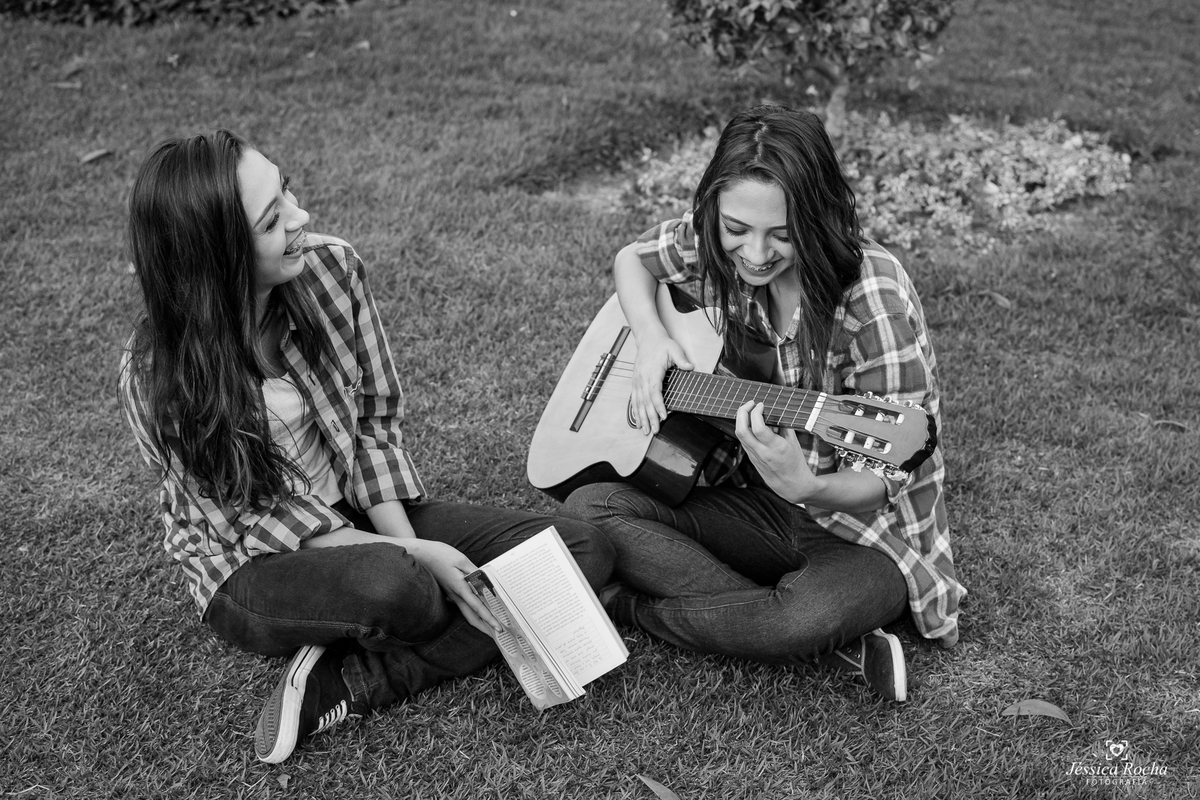 ensaio de gemeas-poses para fotos de irmãs-ensaio 15 anos-ensaio 16 anos-ideias de fotos para ensaio de 15 anos-book de gemeas-book fotográfico em vitoria es