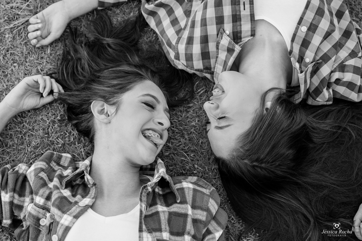ensaio de gemeas-poses para fotos de irmãs-ensaio 15 anos-ensaio 16 anos-ideias de fotos para ensaio de 15 anos-book de gemeas-book fotográfico em vitoria es