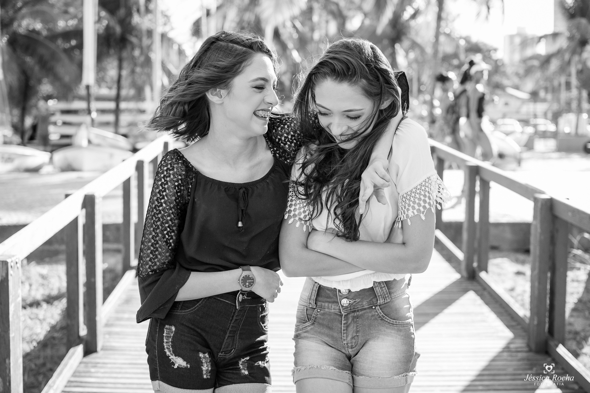 ensaio de gemeas-poses para fotos de irmãs-ensaio 15 anos-ensaio 16 anos-ideias de fotos para ensaio de 15 anos-book de gemeas-book fotográfico em vitoria es