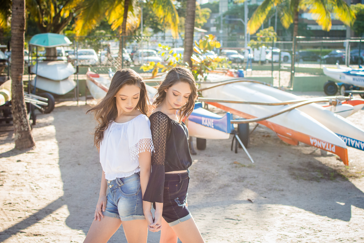 ensaio de gemeas-poses para fotos de irmãs-ensaio 15 anos-ensaio 16 anos-ideias de fotos para ensaio de 15 anos-book de gemeas-book fotográfico em vitoria es
