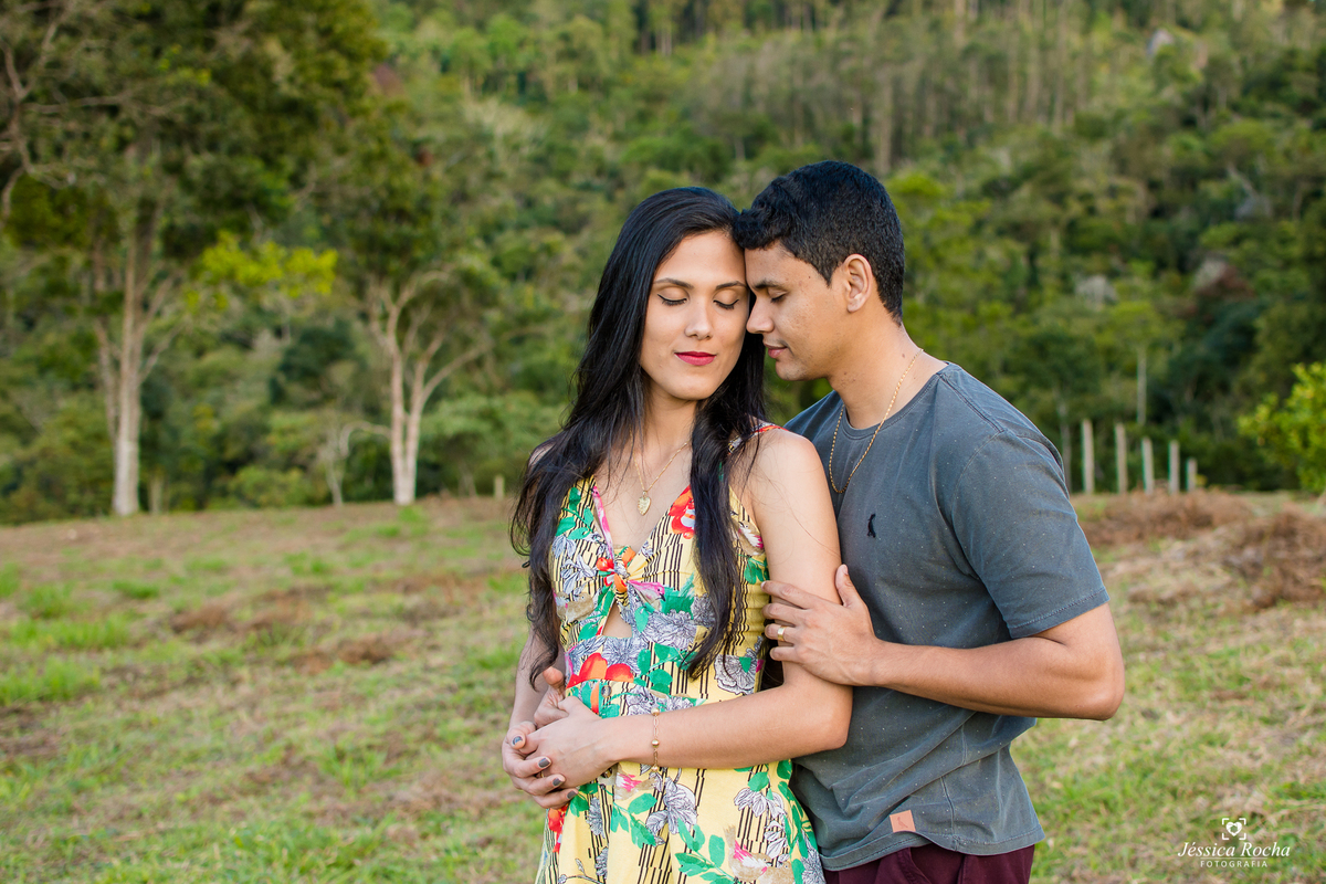 Ensaio fotográfico de casal-fotos de casal em pedra azul-ensaio externo em pedra azul-inspiração foto de casal-book de casal-lugares para se fotografar- poses de fotos para casais-fotografos em vila velha- jessica rocha fotografia