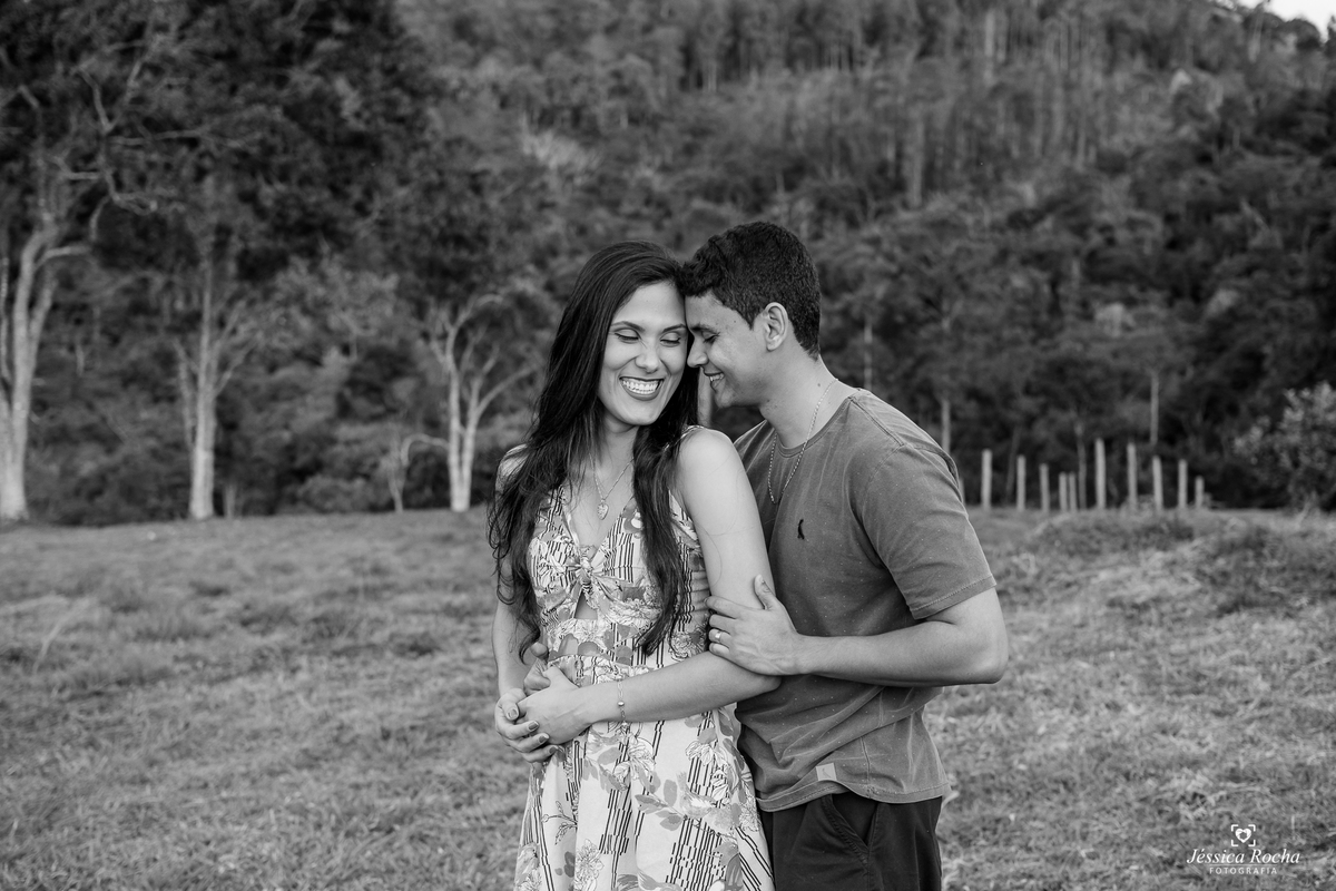 Ensaio fotográfico de casal-fotos de casal em pedra azul-ensaio externo em pedra azul-inspiração foto de casal-book de casal-lugares para se fotografar- poses de fotos para casais-fotografos em vila velha- jessica rocha fotografia