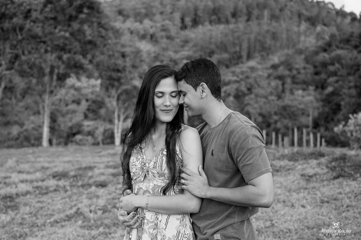Ensaio fotográfico de casal-fotos de casal em pedra azul-ensaio externo em pedra azul-inspiração foto de casal-book de casal-lugares para se fotografar- poses de fotos para casais-fotografos em vila velha- jessica rocha fotografia