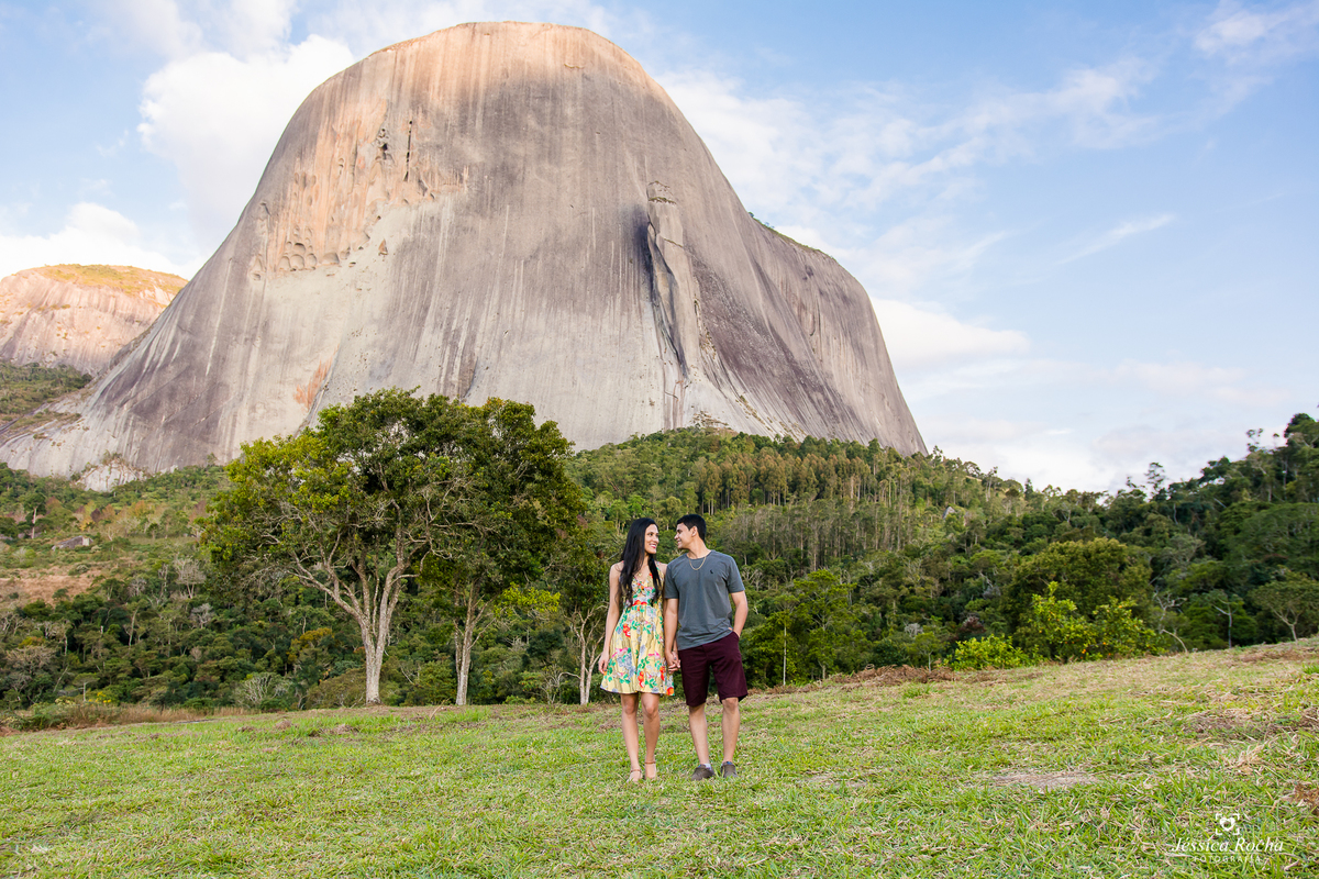 Ensaio fotográfico de casal-fotos de casal em pedra azul-ensaio externo em pedra azul-inspiração foto de casal-book de casal-lugares para se fotografar- poses de fotos para casais-fotografos em vila velha- jessica rocha fotografia