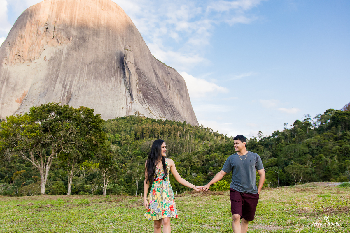 Ensaio fotográfico de casal-fotos de casal em pedra azul-ensaio externo em pedra azul-inspiração foto de casal-book de casal-lugares para se fotografar- poses de fotos para casais-fotografos em vila velha- jessica rocha fotografia