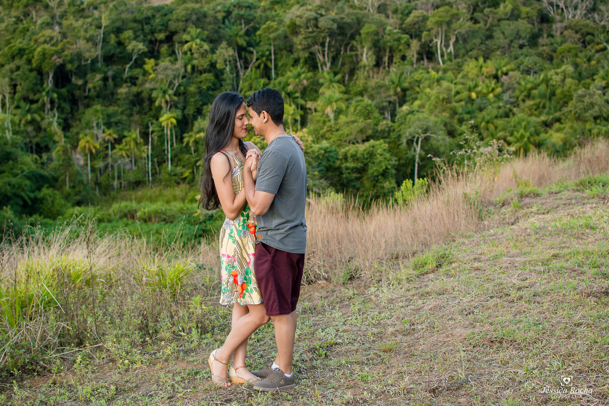 Ensaio fotográfico de casal-fotos de casal em pedra azul-ensaio externo em pedra azul-inspiração foto de casal-book de casal-lugares para se fotografar- poses de fotos para casais-fotografos em vila velha- jessica rocha fotografia