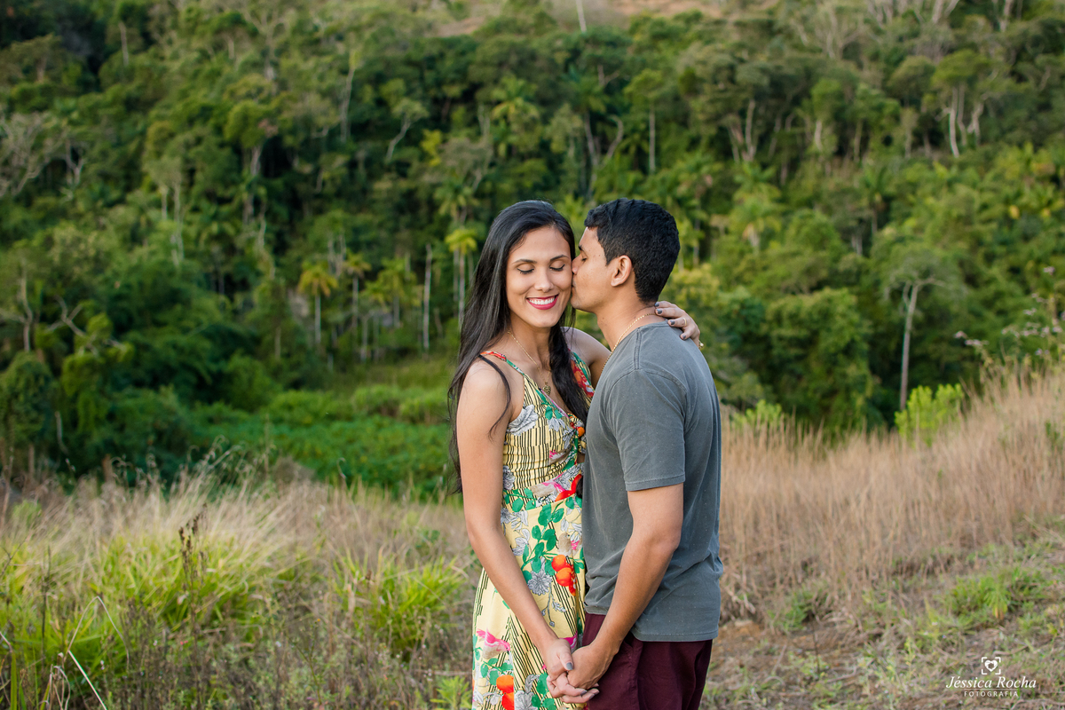 Ensaio fotográfico de casal-fotos de casal em pedra azul-ensaio externo em pedra azul-inspiração foto de casal-book de casal-lugares para se fotografar- poses de fotos para casais-fotografos em vila velha- jessica rocha fotografia