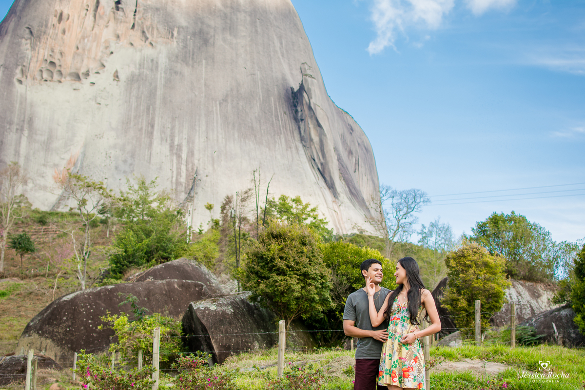 Ensaio fotográfico de casal-fotos de casal em pedra azul-ensaio externo em pedra azul-inspiração foto de casal-book de casal-lugares para se fotografar- poses de fotos para casais-fotografos em vila velha- jessica rocha fotografia