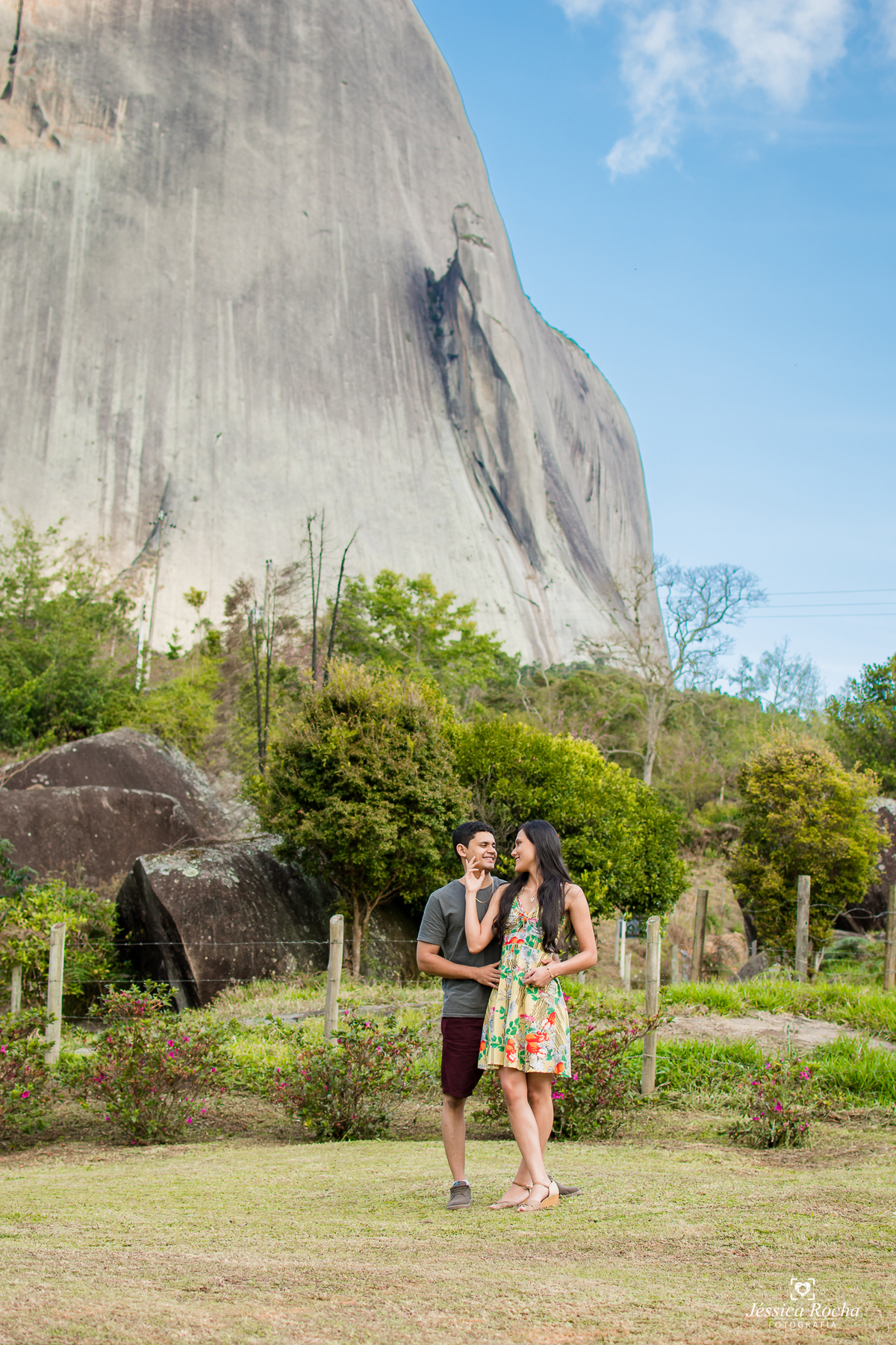 Ensaio fotográfico de casal-fotos de casal em pedra azul-ensaio externo em pedra azul-inspiração foto de casal-book de casal-lugares para se fotografar- poses de fotos para casais-fotografos em vila velha- jessica rocha fotografia