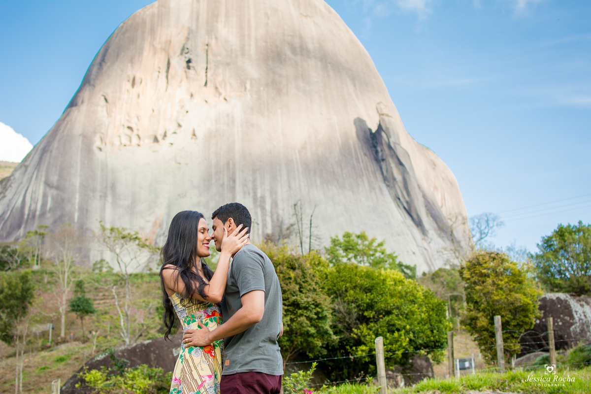 Ensaio fotográfico de casal-fotos de casal em pedra azul-ensaio externo em pedra azul-inspiração foto de casal-book de casal-lugares para se fotografar- poses de fotos para casais-fotografos em vila velha- jessica rocha fotografia