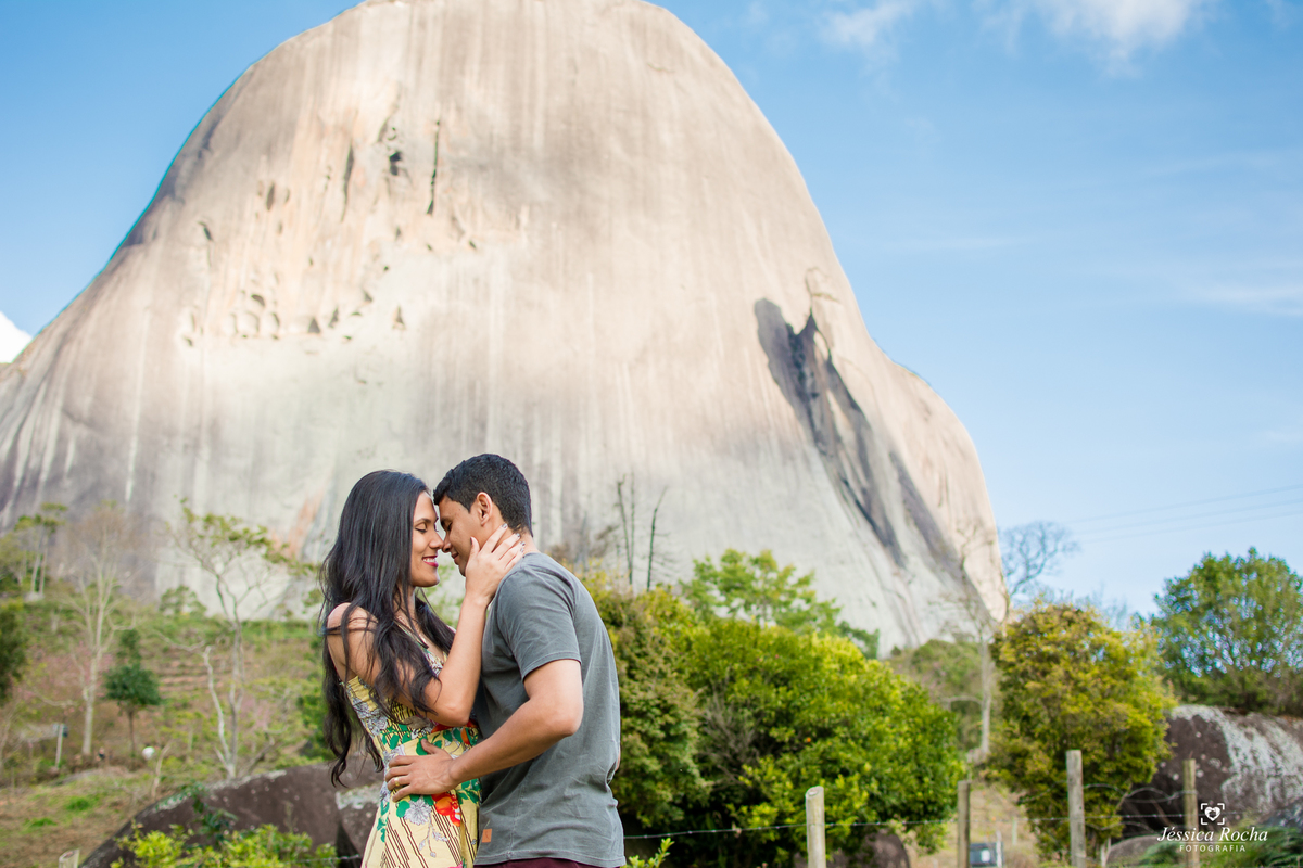 Ensaio fotográfico de casal-fotos de casal em pedra azul-ensaio externo em pedra azul-inspiração foto de casal-book de casal-lugares para se fotografar- poses de fotos para casais-fotografos em vila velha- jessica rocha fotografia